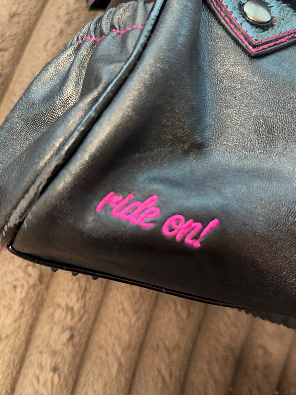 Rare Vintage Fox Racing Black & Hot Pink Ride On! With FOX charm included - Picture 6 of 8